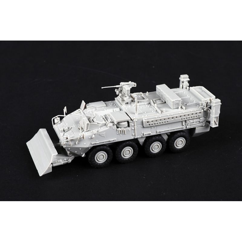 Plastikmodell eines gepanzerten LKW M1132 mit Minenräumschild 1:72