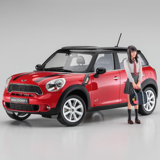 Plastikmodell des Autos Mini Countryman Cooper S mit Schulmädchenfigur 1:24 SP559 Plastikmodell des Autos...
