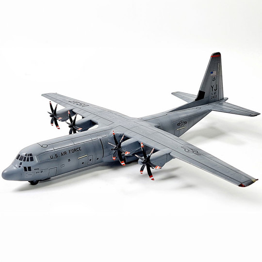 Plastikmodell des Flugzeugs C-130 J-30 Super Hercules 1:144 Plastikmodell des Flugzeugs...