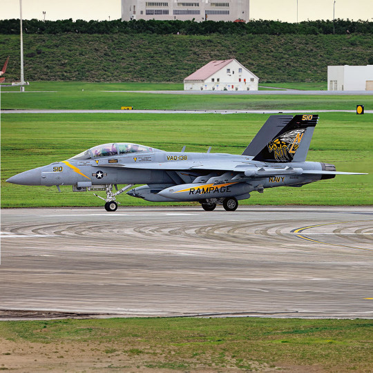 Plastikmodell des Flugzeugs EA-18G Growler 'VAQ-138 Yellow Jackets 2022' 1:72 Plastikmodell des Flugzeugs...