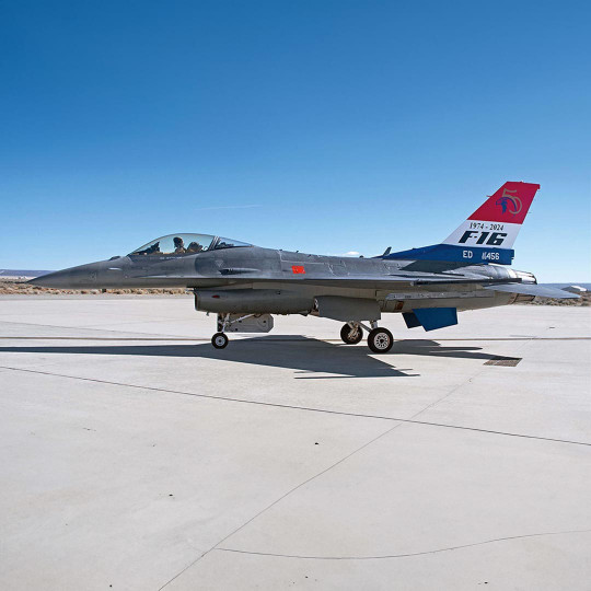 Modell des Flugzeugs F-16CM...