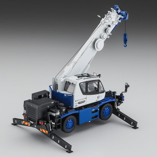 Plastikmodell eines Lastwagens TADANO ROUGH TERRAIN CRANE GR-130NL/N CREVO mini G4 1:35 Plastikmodell eines...