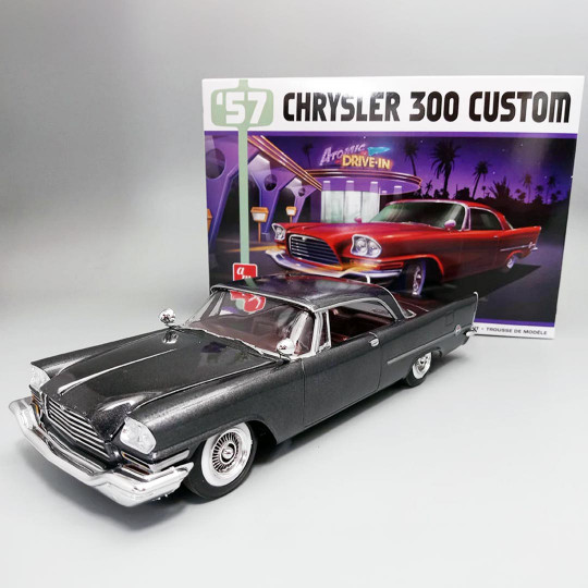 Plastik-Modellauto Chrysler 300 1957 Custom Version 1:25 Plastik-Modellauto Chrysler...
