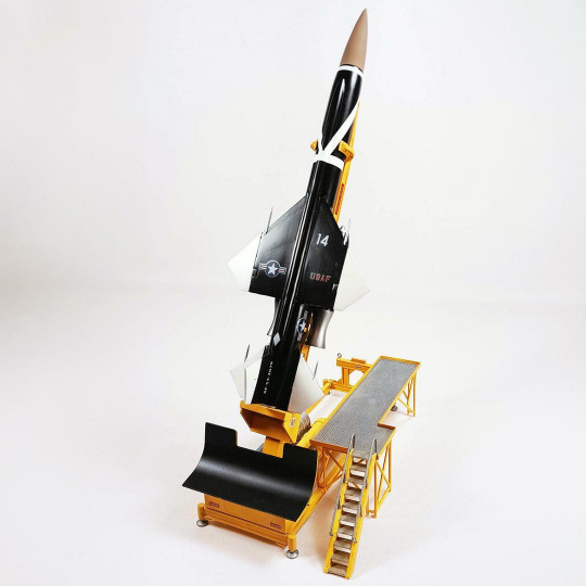 Plastikmodell eines Boeing IM-99 Bomarc Raketenflugzeugs mit Abschussplattform 1:56 Plastikmodell eines Boeing...