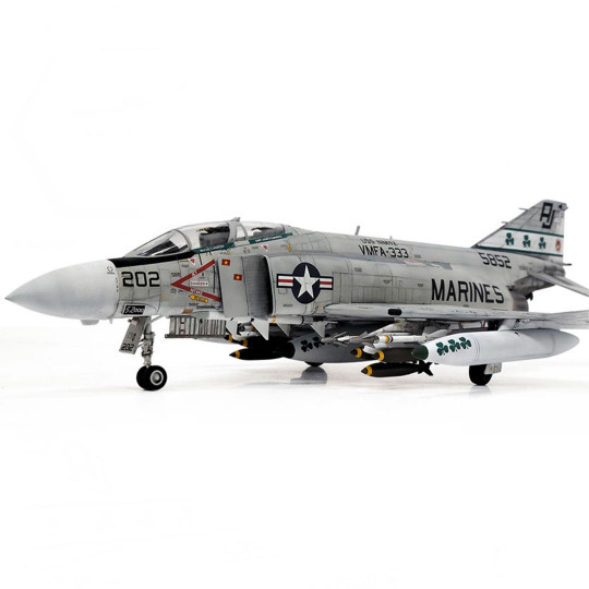 USMC F-4J Phantom II „VMFA-333 Fighting Shamrocks“ 1:48 Plastikmodell eines Flugzeugs USMC F-4J Phantom II...