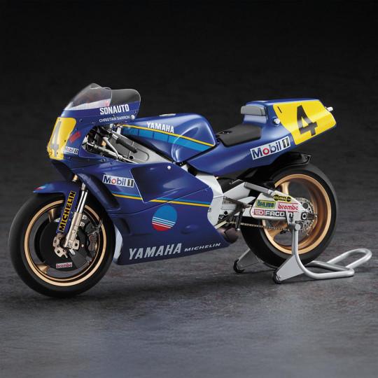 Plastikmodell des Motorrads Yamaha YZR500 (0WA8) „SONAUTO 1989“ 1:12 Plastikmodell des Motorrads...