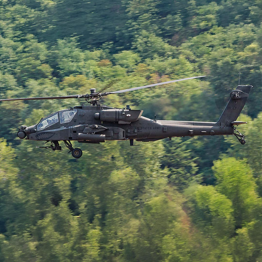 Modell eines AH-64E Apache...